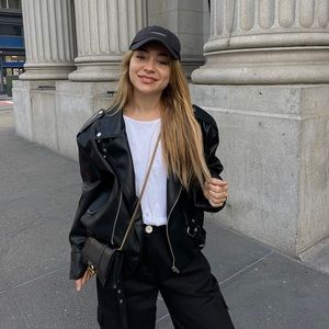 Hi! My name is Mari - model, style blogger and photographer, living in LA :)